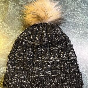 NWOT Women’s Black winter hat with pom pom